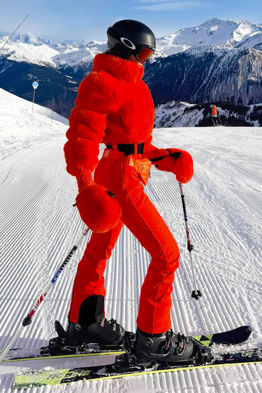 Elegante traje de esquí de una pieza para mujer en color naranja