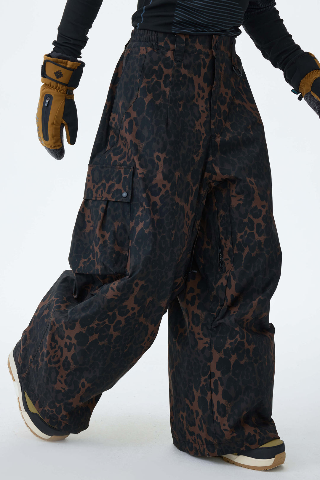 Schwarze, leichte Herren-Schneehose mit Belüftungsöffnungen an den Innenseiten der Beine und lockerem Schnitt