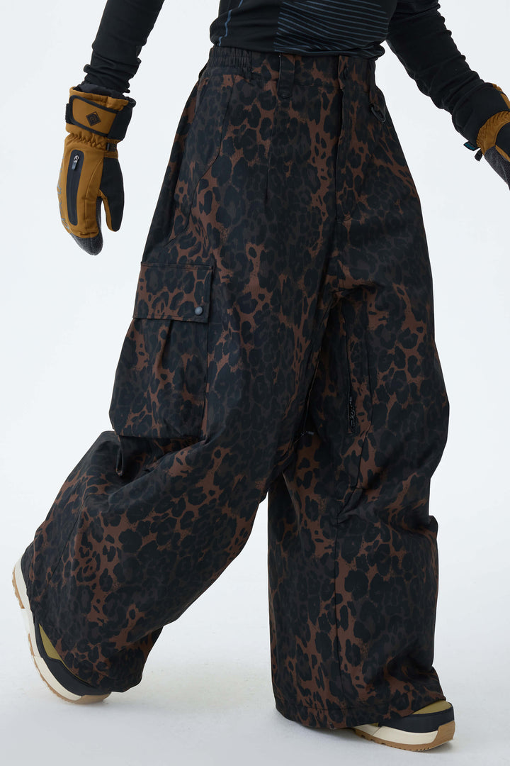 Schwarze, leichte Herren-Schneehose mit Belüftungsöffnungen an den Innenseiten der Beine und lockerem Schnitt