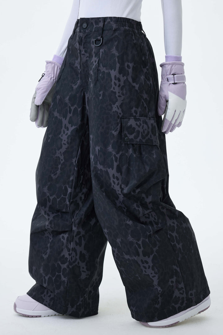 Graue, leichte Damen-Schneehose mit Belüftungsöffnungen an den Innenseiten der Beine und lockerem Schnitt