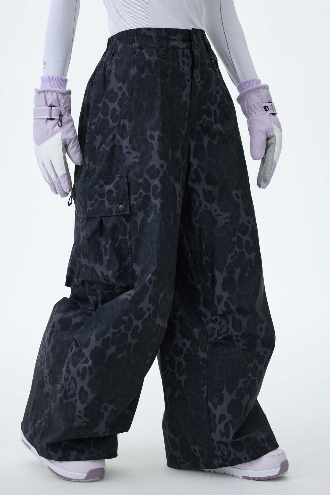 Graue, leichte Damen-Schneehose mit Belüftungsöffnungen an den Innenseiten der Beine und lockerem Schnitt