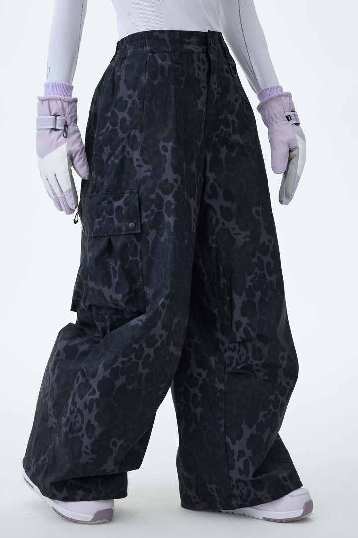 Graue, leichte Damen-Schneehose mit Belüftungsöffnungen an den Innenseiten der Beine und lockerem Schnitt
