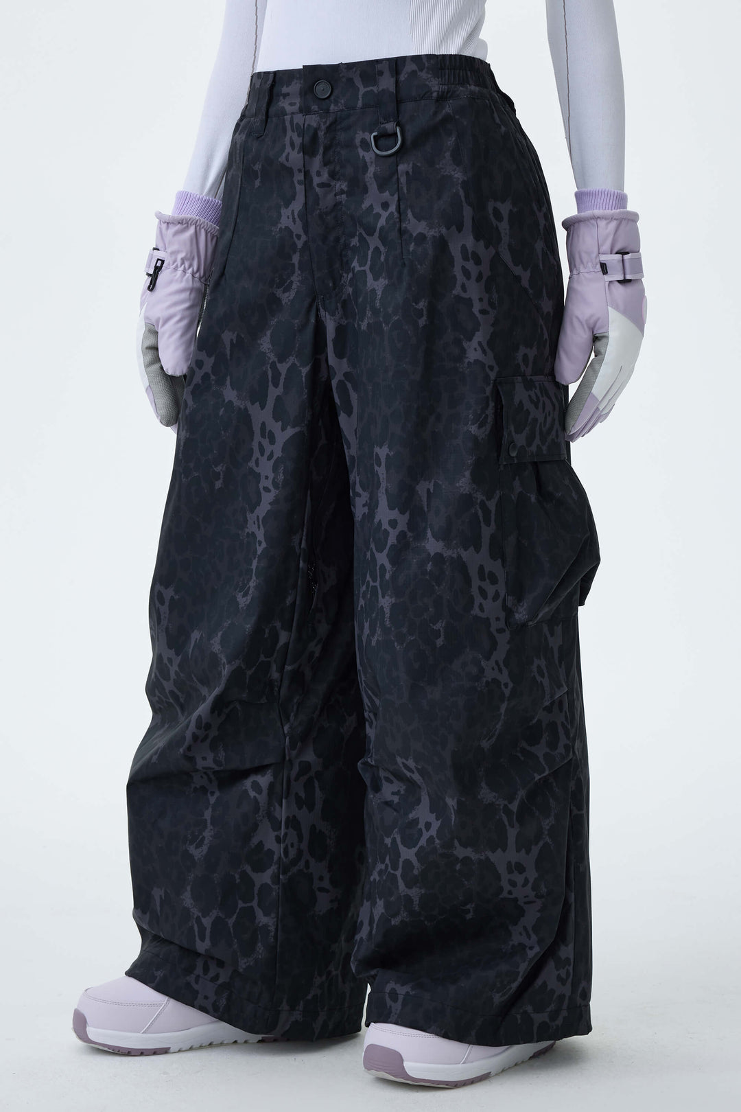 Graue, leichte Damen-Schneehose mit Belüftungsöffnungen an den Innenseiten der Beine und lockerem Schnitt