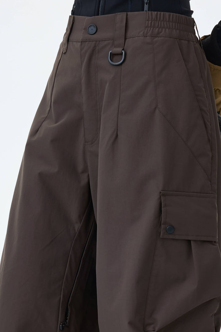 Graue, leichte Damen-Schneehose mit Belüftungsöffnungen an den Innenseiten der Beine und lockerem Schnitt
