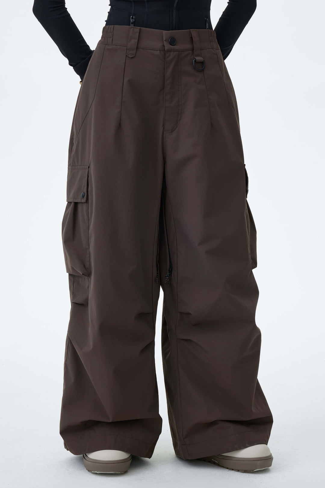 Graue, leichte Damen-Schneehose mit Belüftungsöffnungen an den Innenseiten der Beine und lockerem Schnitt