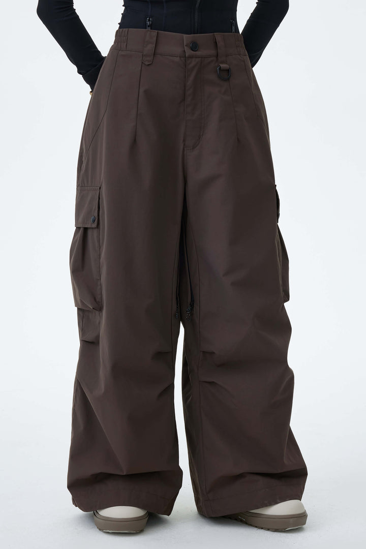Graue, leichte Damen-Schneehose mit Belüftungsöffnungen an den Innenseiten der Beine und lockerem Schnitt