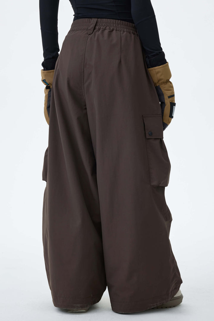 Graue, leichte Damen-Schneehose mit Belüftungsöffnungen an den Innenseiten der Beine und lockerem Schnitt