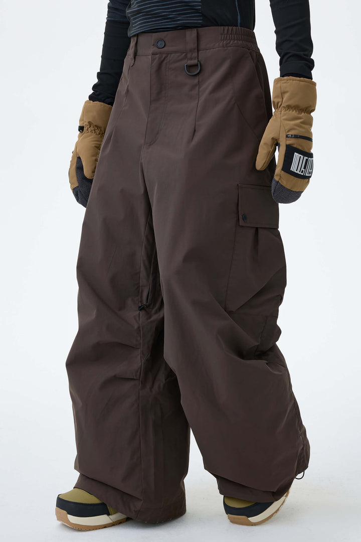 Graue, leichte Herren-Schneehose mit Belüftungsöffnungen an den Innenseiten der Beine und lockerem Schnitt