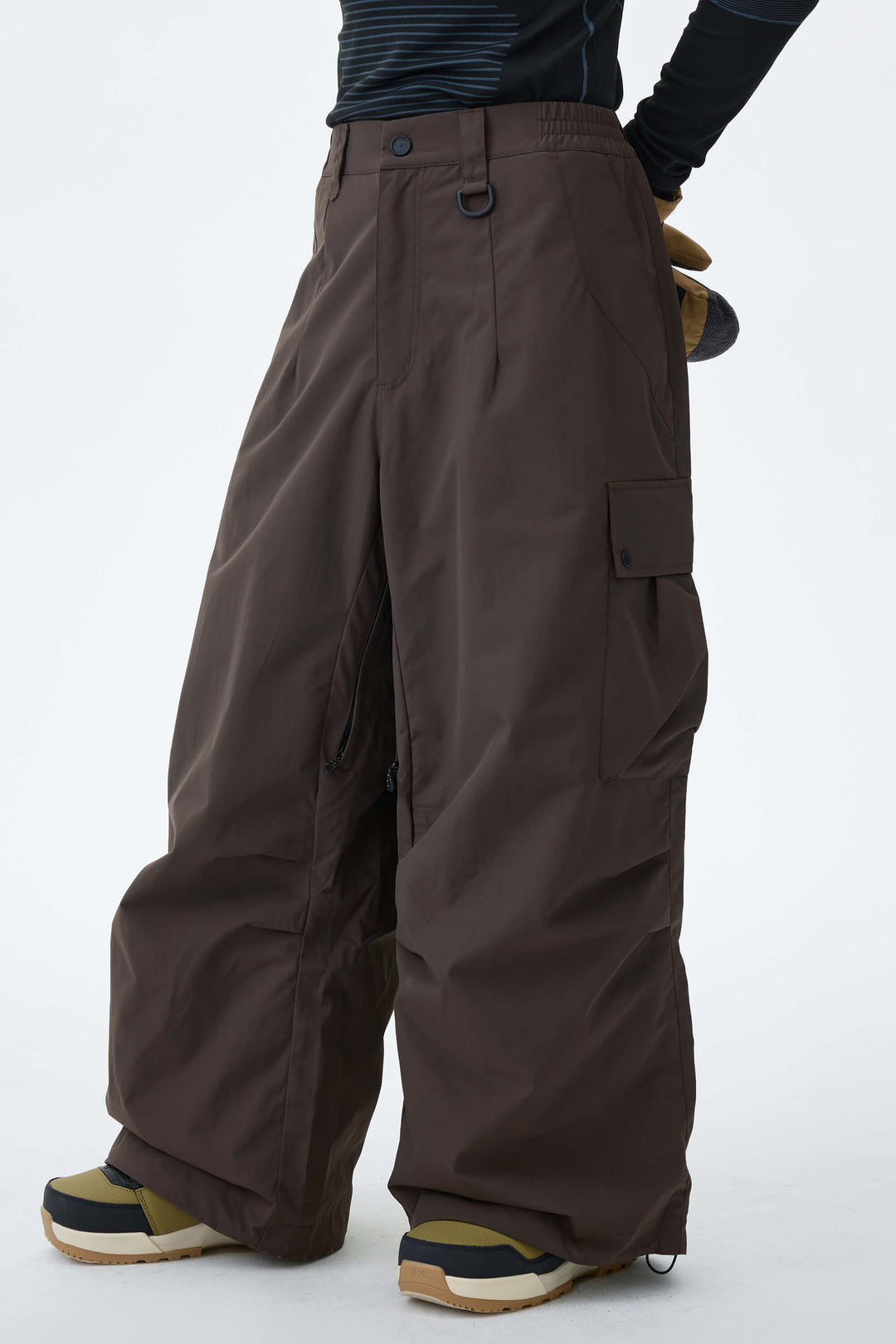 Khakifarbene, leichte Herren-Schneehose mit Belüftungsöffnungen an den Innenseiten der Beine und lockerem Schnitt