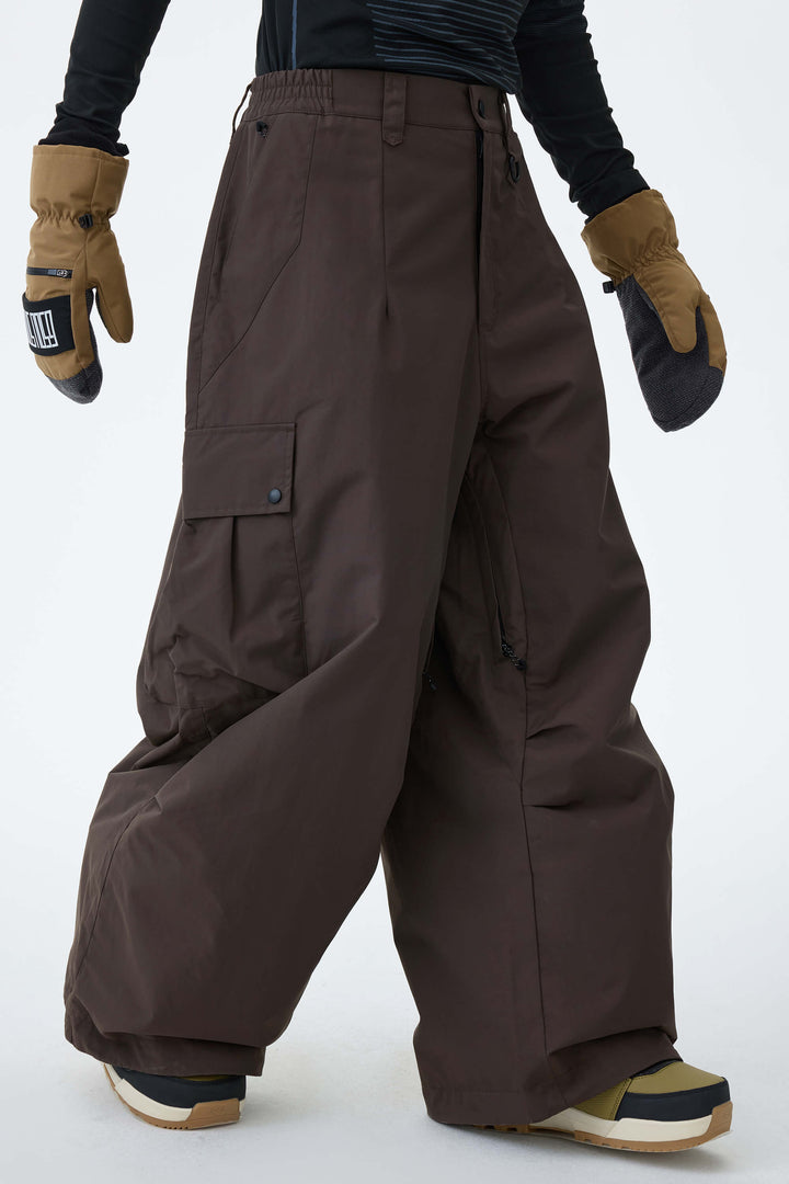 Leichte, olivgrüne Herren-Schneehose mit Belüftungsöffnungen an den Innenseiten der Beine und lockerem Schnitt