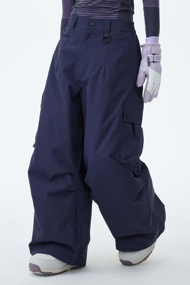 Graue, leichte Damen-Schneehose mit Belüftungsöffnungen an den Innenseiten der Beine und lockerem Schnitt