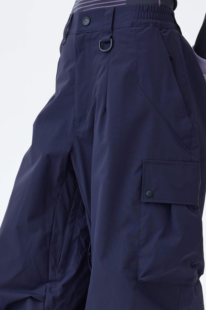 Graue, leichte Damen-Schneehose mit Belüftungsöffnungen an den Innenseiten der Beine und lockerem Schnitt