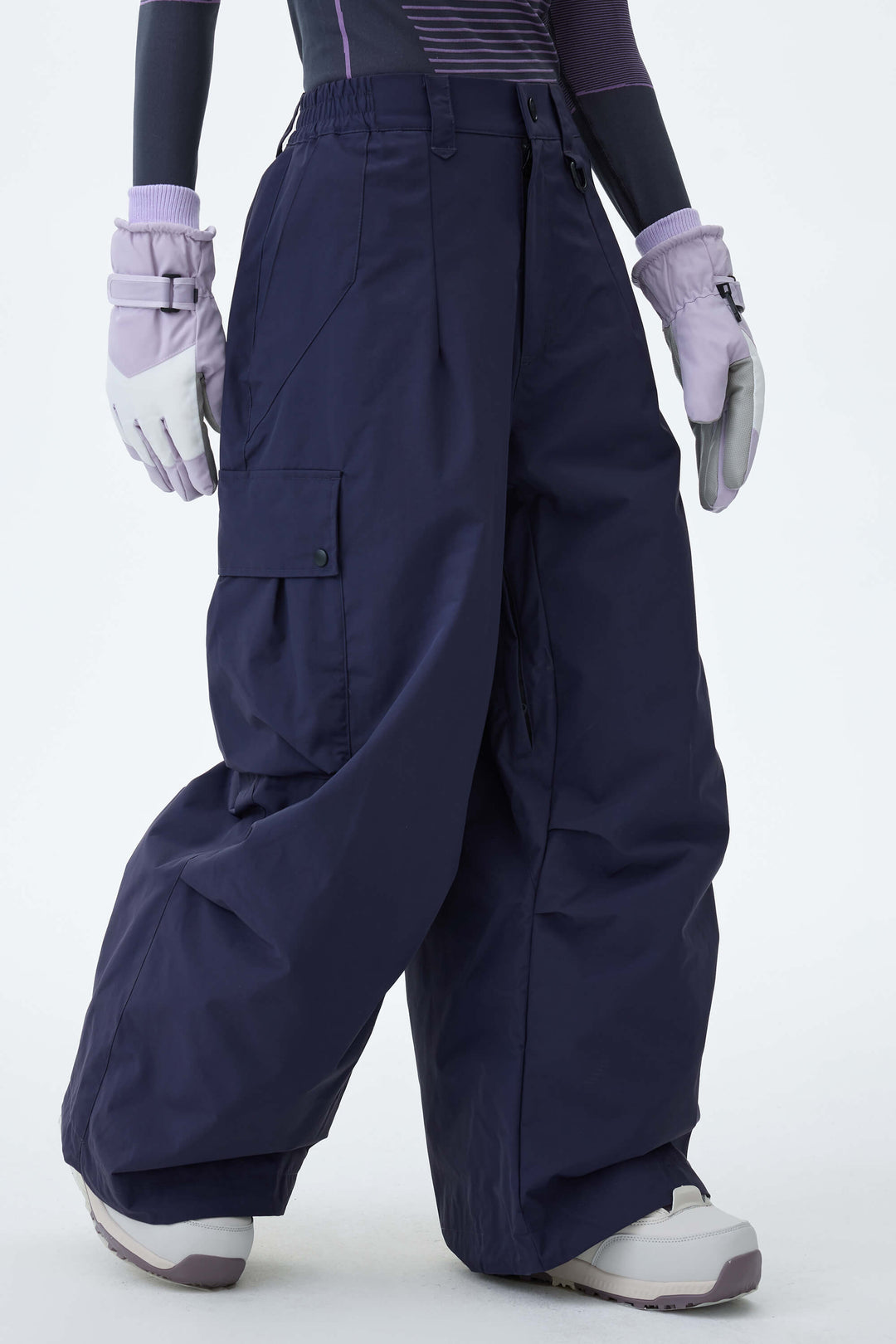 Graue, leichte Damen-Schneehose mit Belüftungsöffnungen an den Innenseiten der Beine und lockerem Schnitt