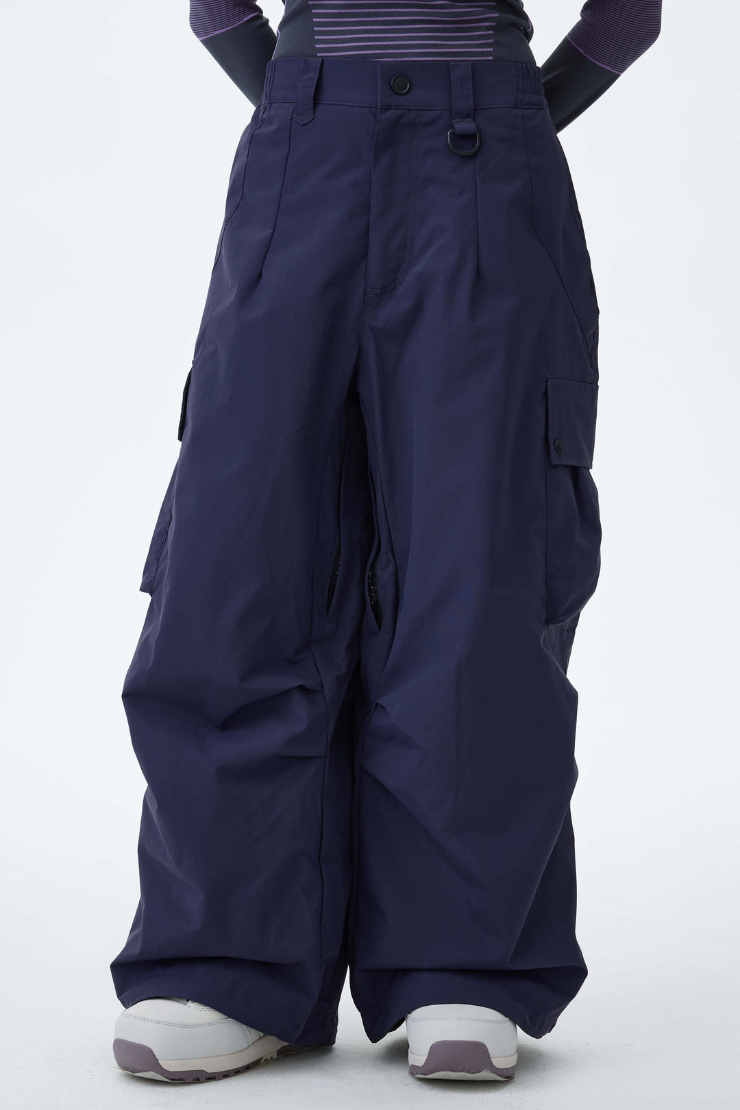 Graue, leichte Damen-Schneehose mit Belüftungsöffnungen an den Innenseiten der Beine und lockerem Schnitt