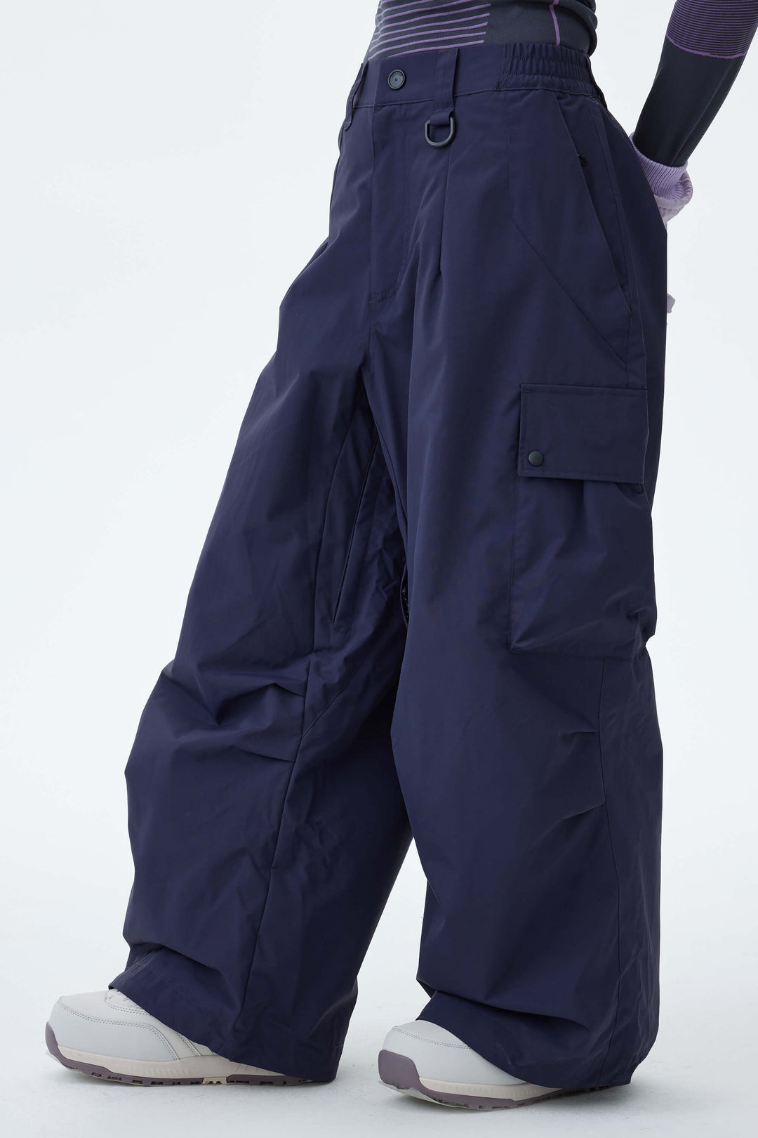 Schwarze, leichte Damen-Schneehose mit Belüftungsöffnungen an den Innenseiten der Beine und lockerem Schnitt