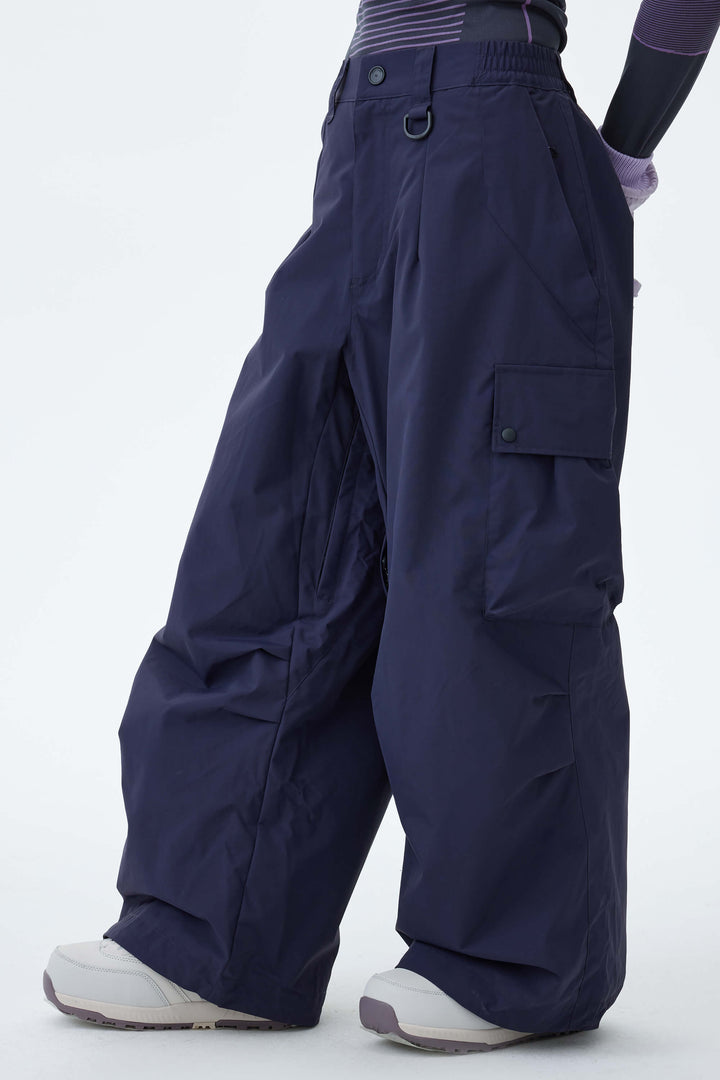 Schwarze, leichte Damen-Schneehose mit Belüftungsöffnungen an den Innenseiten der Beine und lockerem Schnitt