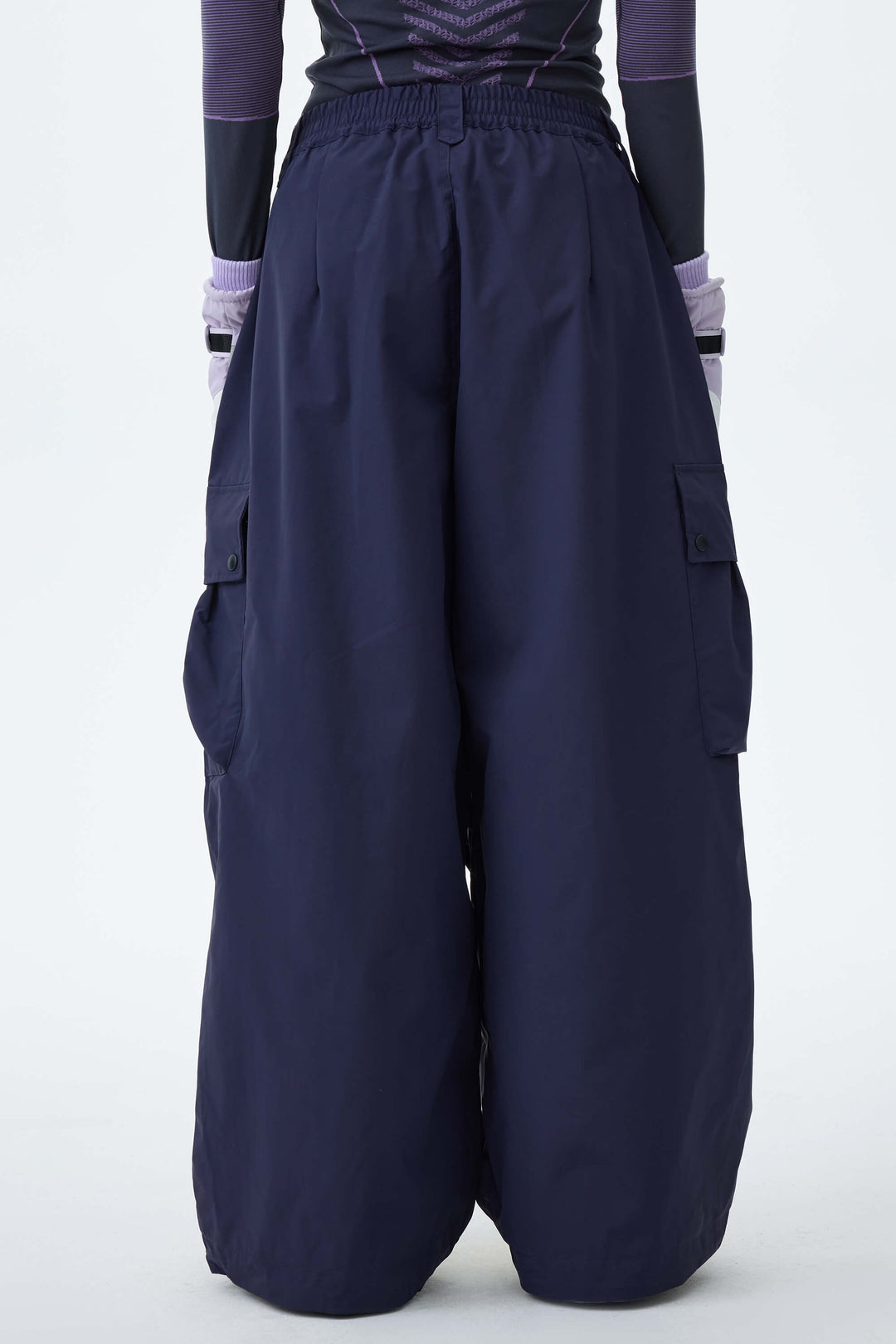 Graue, leichte Damen-Schneehose mit Belüftungsöffnungen an den Innenseiten der Beine und lockerem Schnitt