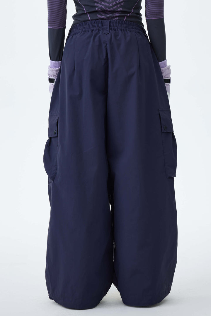 Graue, leichte Damen-Schneehose mit Belüftungsöffnungen an den Innenseiten der Beine und lockerem Schnitt