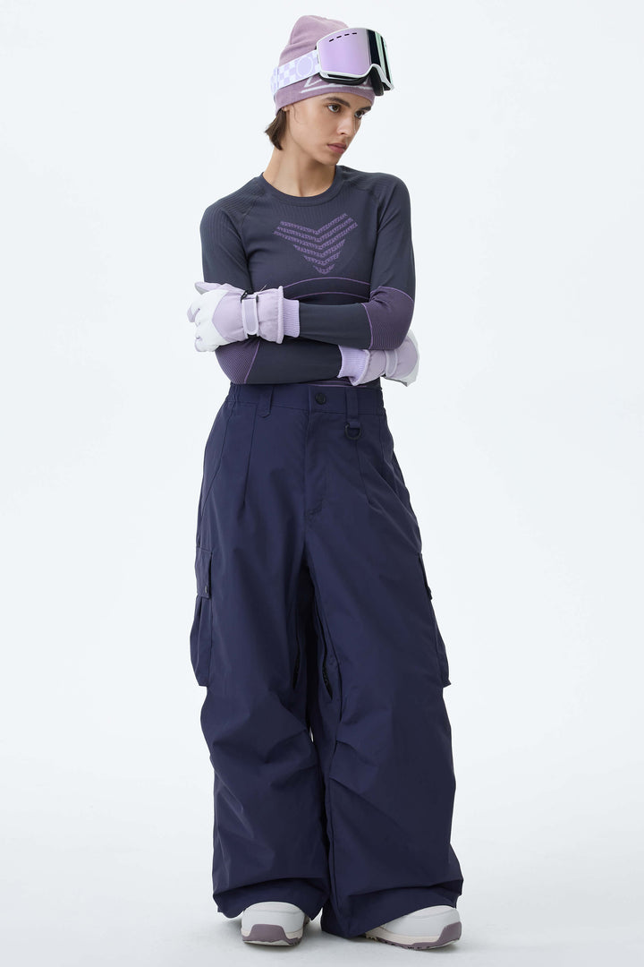 Graue, leichte Damen-Schneehose mit Belüftungsöffnungen an den Innenseiten der Beine und lockerem Schnitt