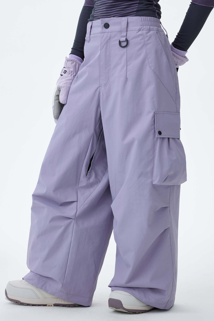 Graue, leichte Damen-Schneehose mit Belüftungsöffnungen an den Innenseiten der Beine und lockerem Schnitt