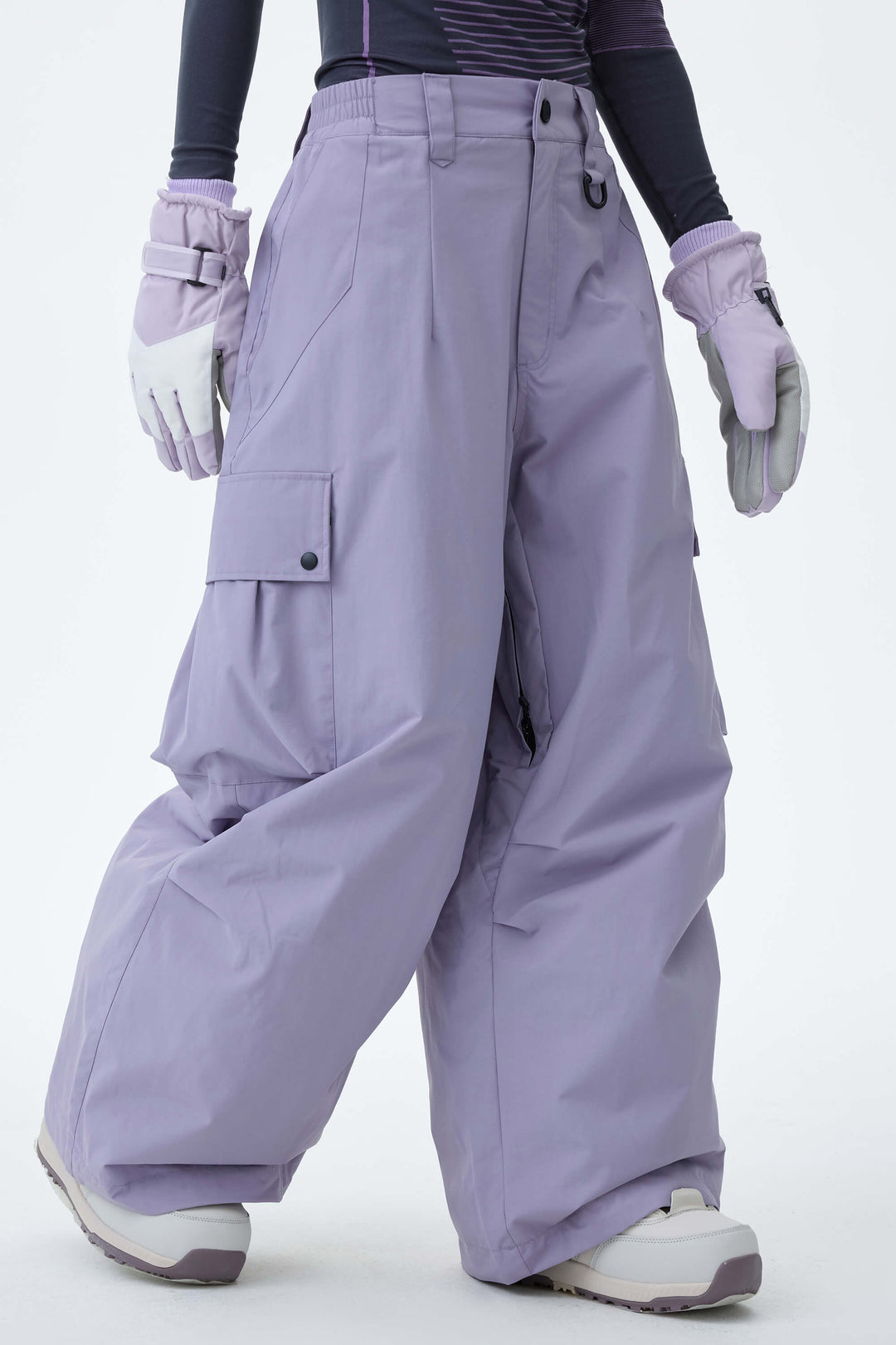 Graue, leichte Damen-Schneehose mit Belüftungsöffnungen an den Innenseiten der Beine und lockerem Schnitt