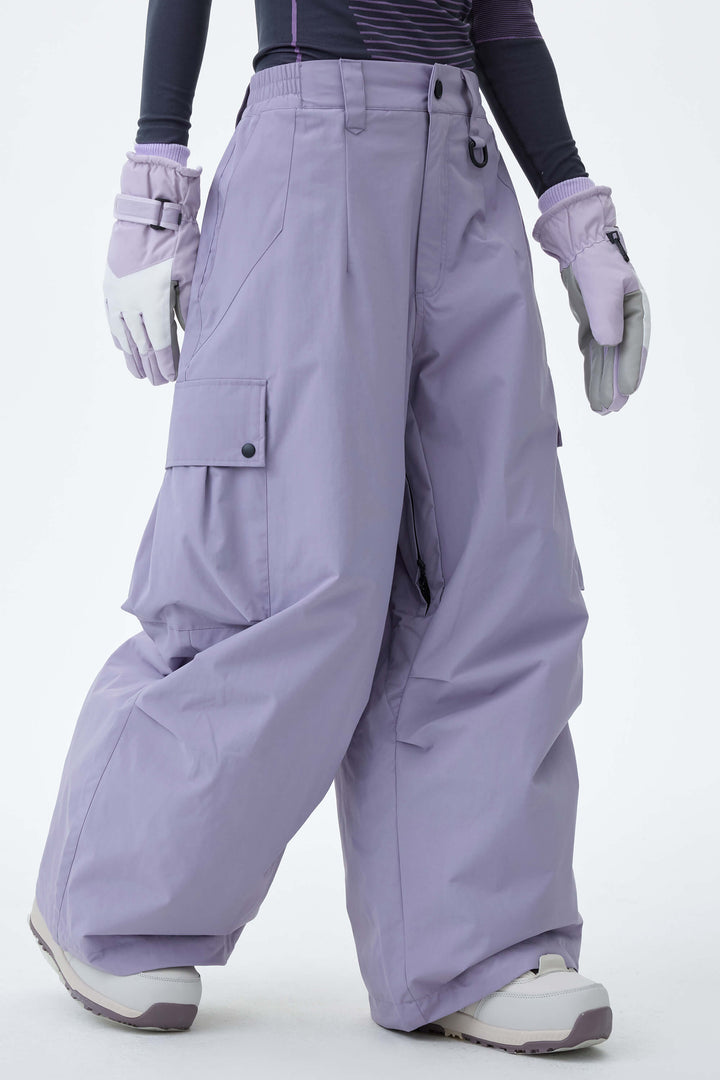 Graue, leichte Damen-Schneehose mit Belüftungsöffnungen an den Innenseiten der Beine und lockerem Schnitt