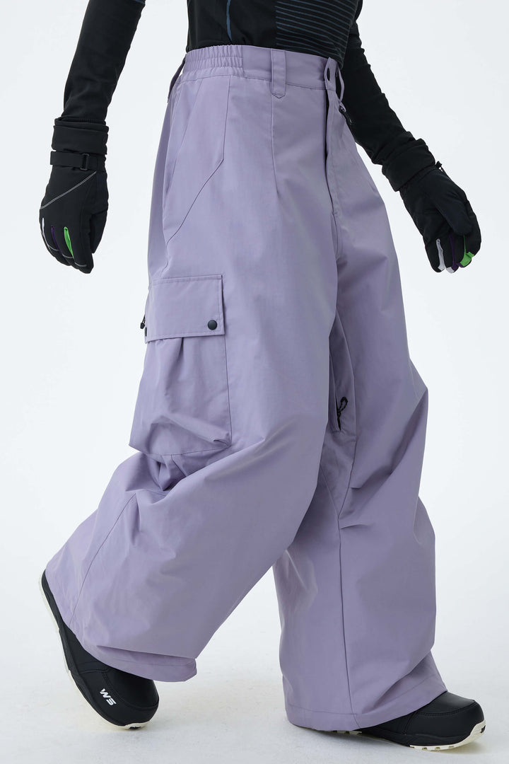 Graue, leichte Herren-Schneehose mit Belüftungsöffnungen an den Innenseiten der Beine und lockerem Schnitt