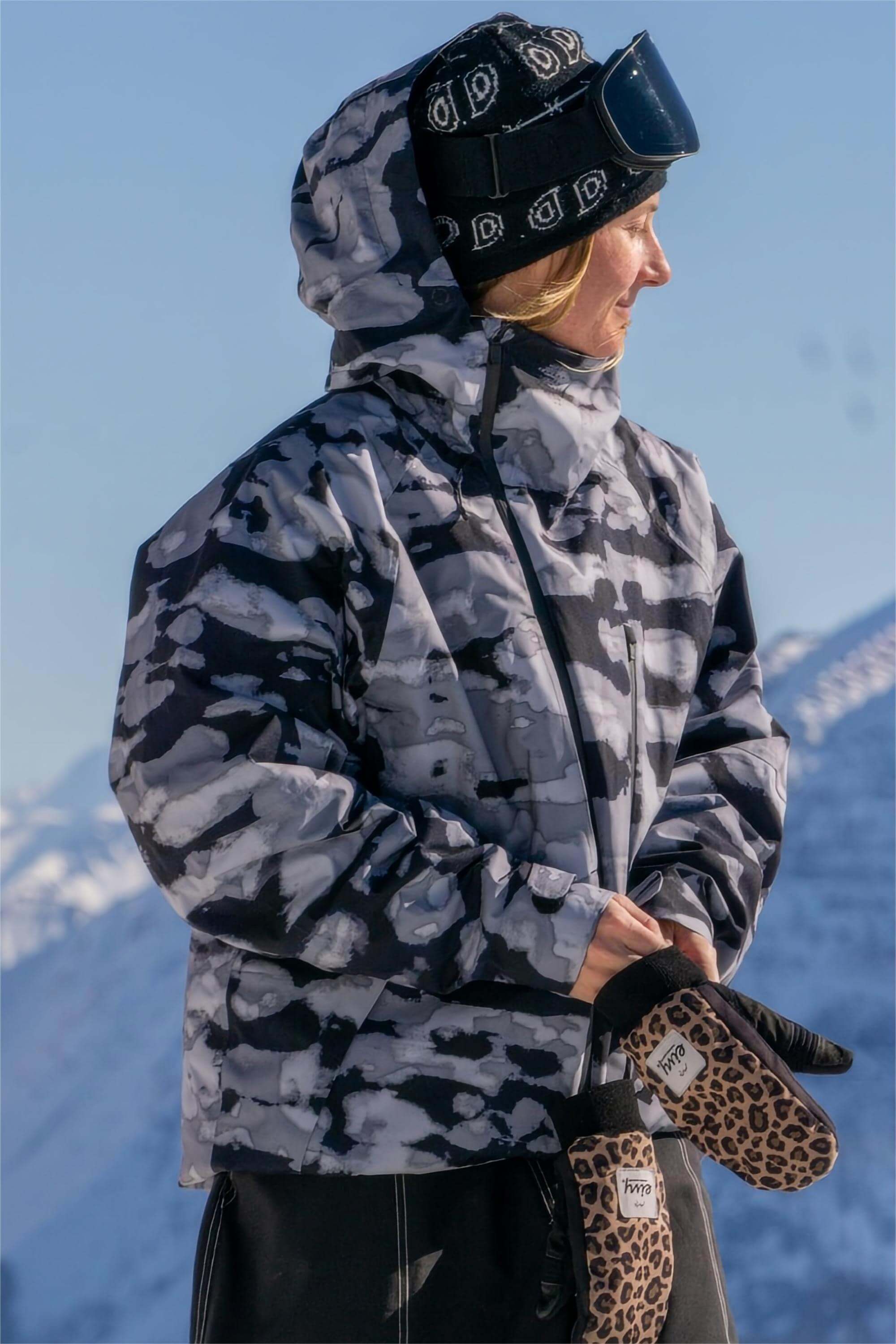 Women's Off White Face Vented Multi-pocket Fully Waterproof Snow