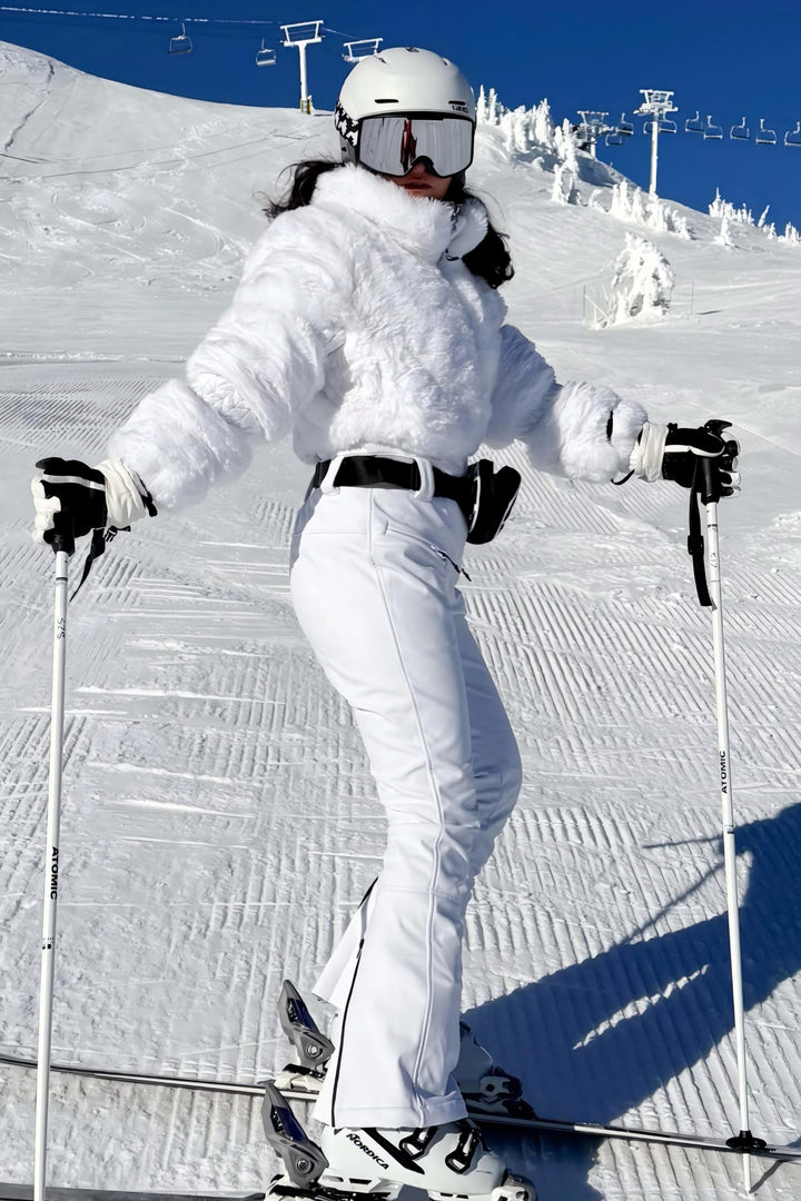 Elegante witte skikostuum voor dames van imitatiebont