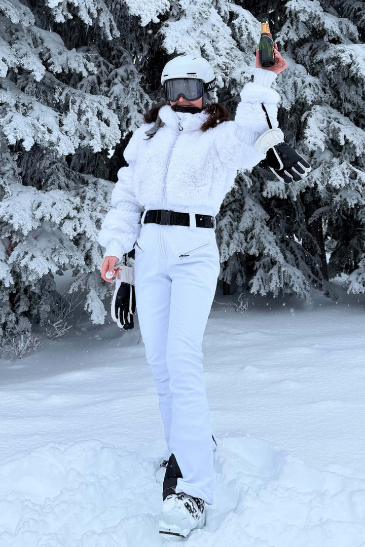 Elegante witte skikostuum voor dames van imitatiebont