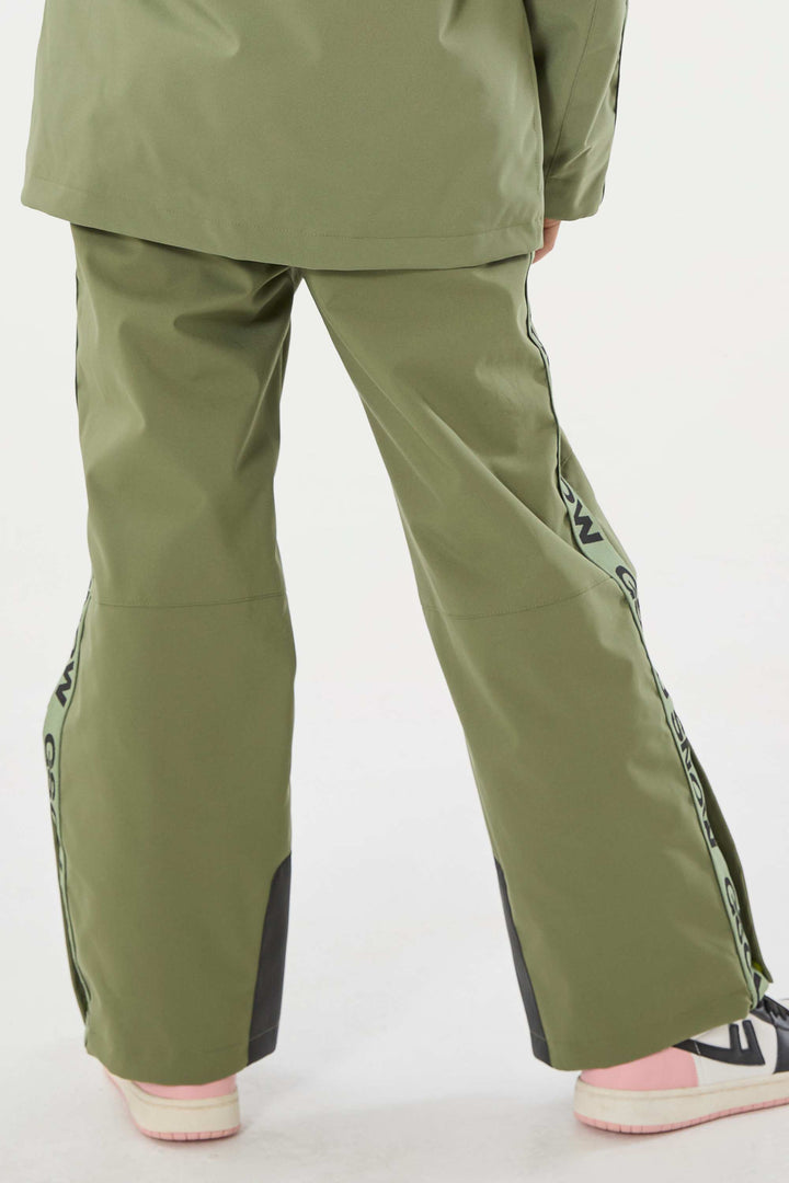 Marineblaue isolierte Schneehose mit Hosenträgern für Kinder 