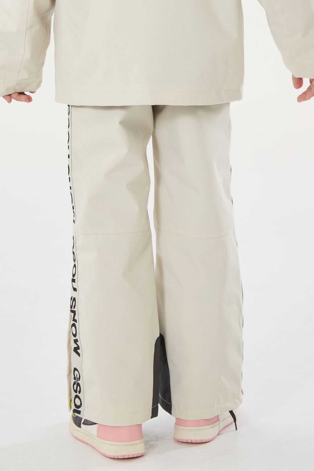 Marineblaue isolierte Schneehose mit Hosenträgern für Kinder 