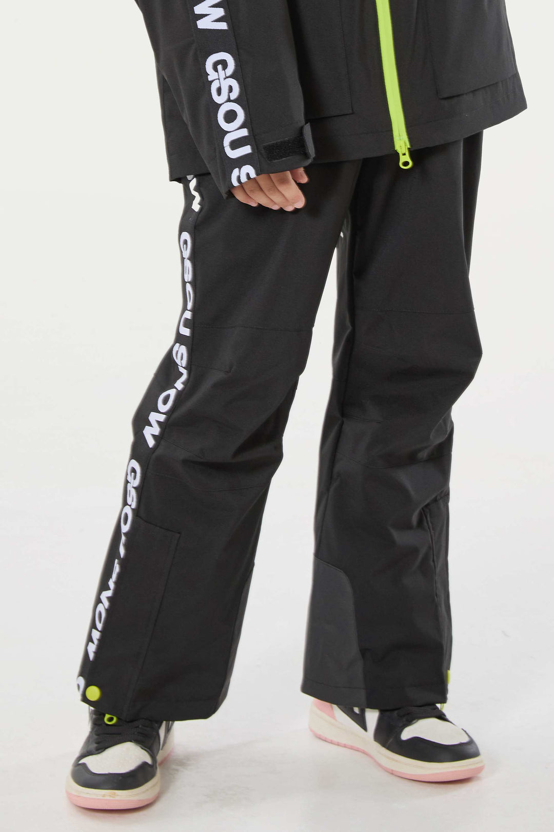 Marineblaue isolierte Schneehose mit Hosenträgern für Kinder 