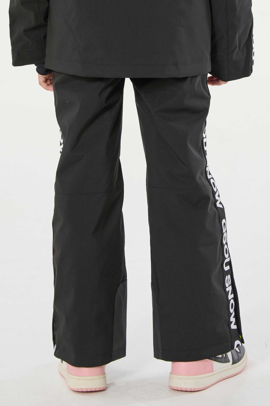 Marineblaue isolierte Schneehose mit Hosenträgern für Kinder 