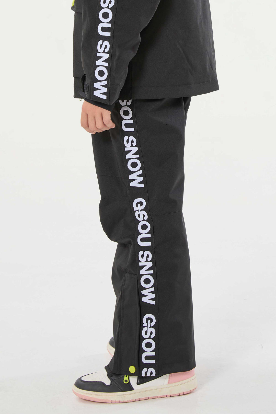 Marineblaue isolierte Schneehose mit Hosenträgern für Kinder 