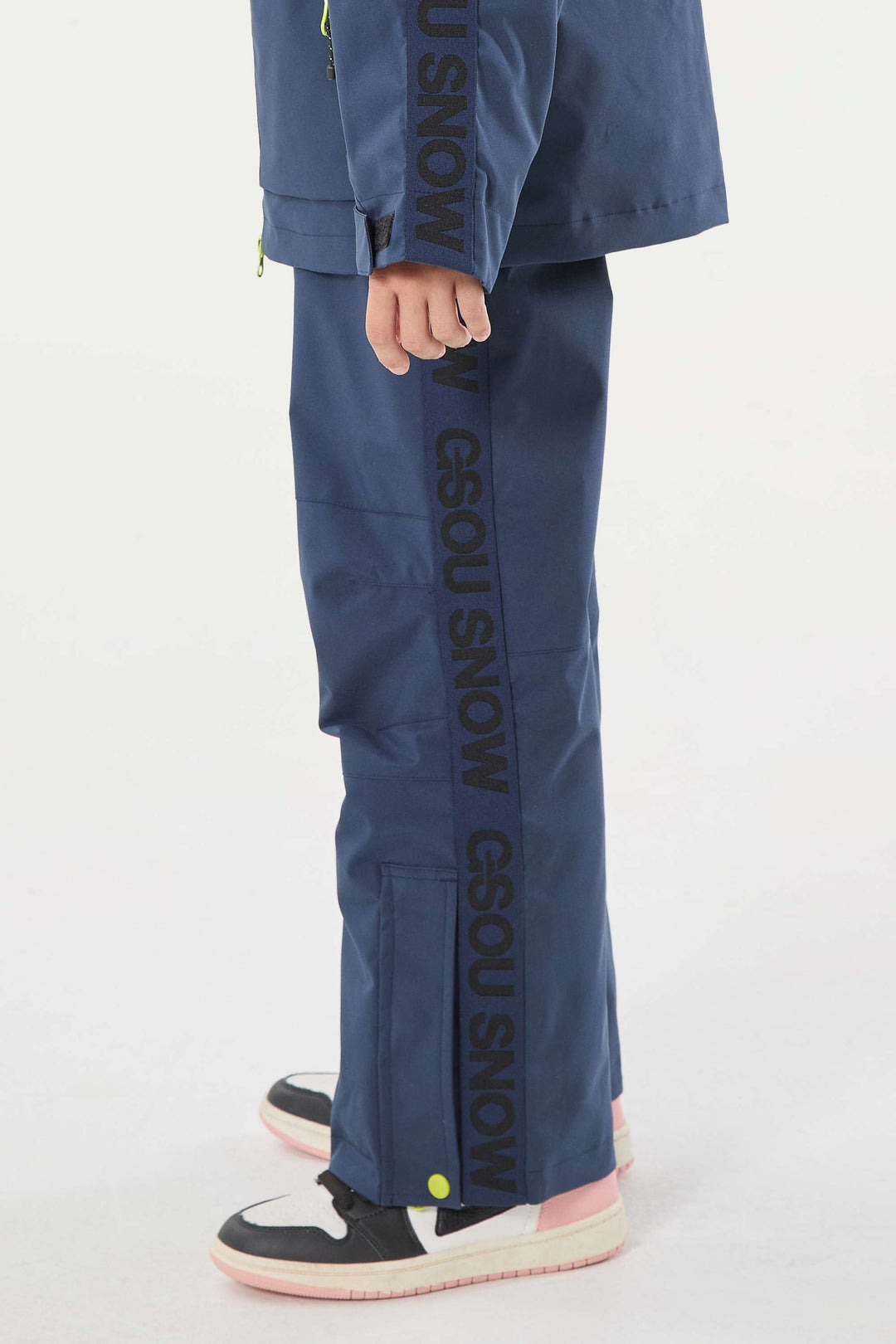 Marineblaue isolierte Schneehose mit Hosenträgern für Kinder 