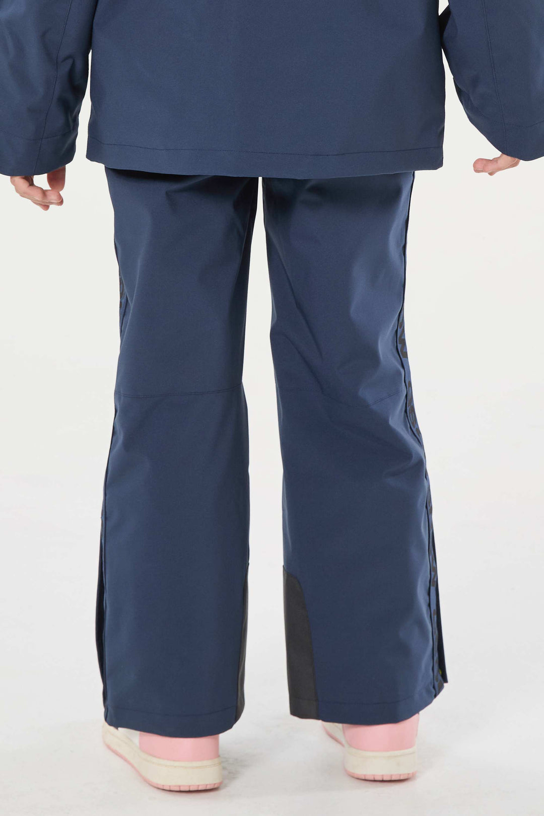 Marineblaue isolierte Schneehose mit Hosenträgern für Kinder 