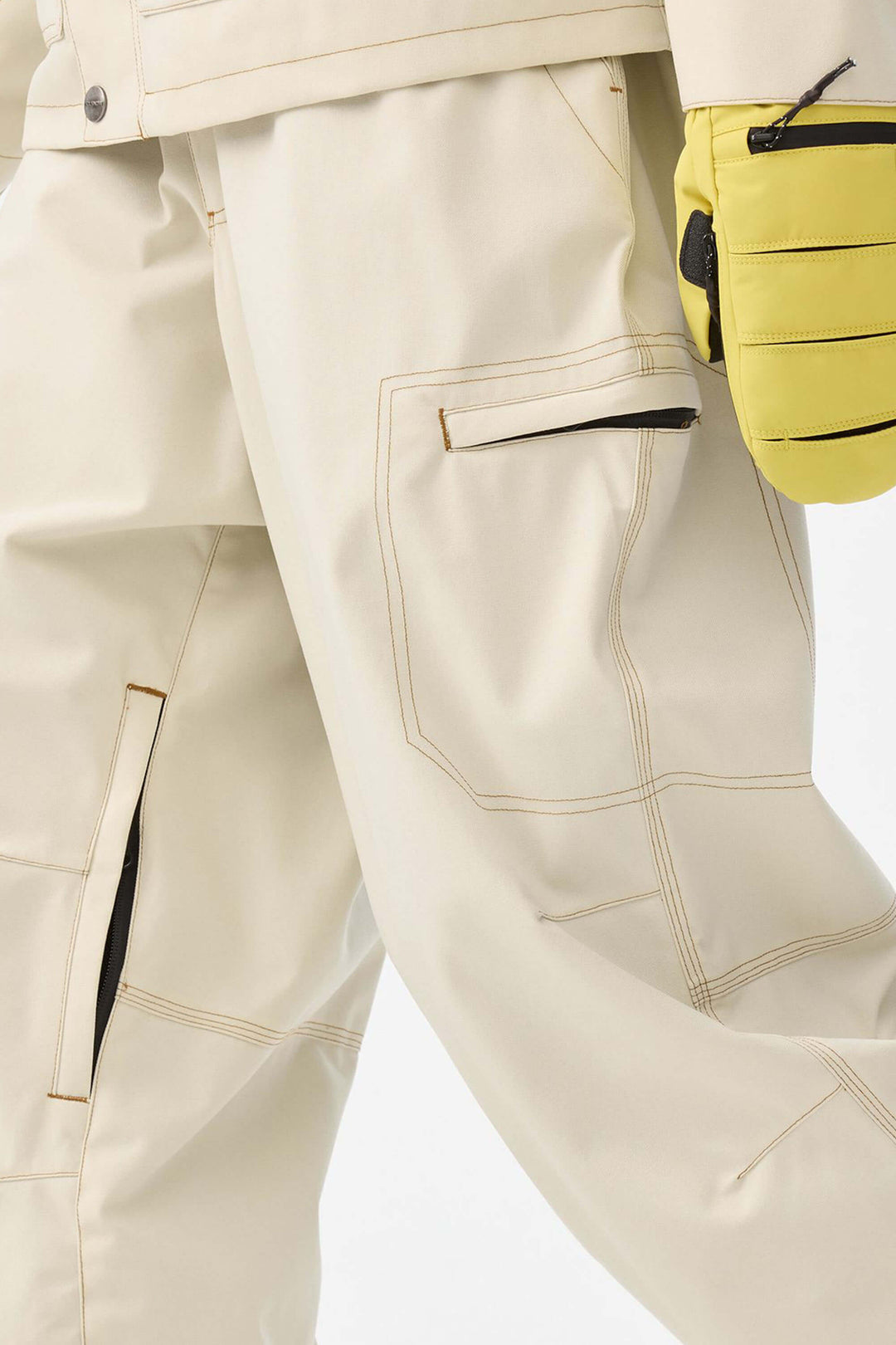 Dambyxor med kontrastsömmar i off-white, strukturerade arbetskläder