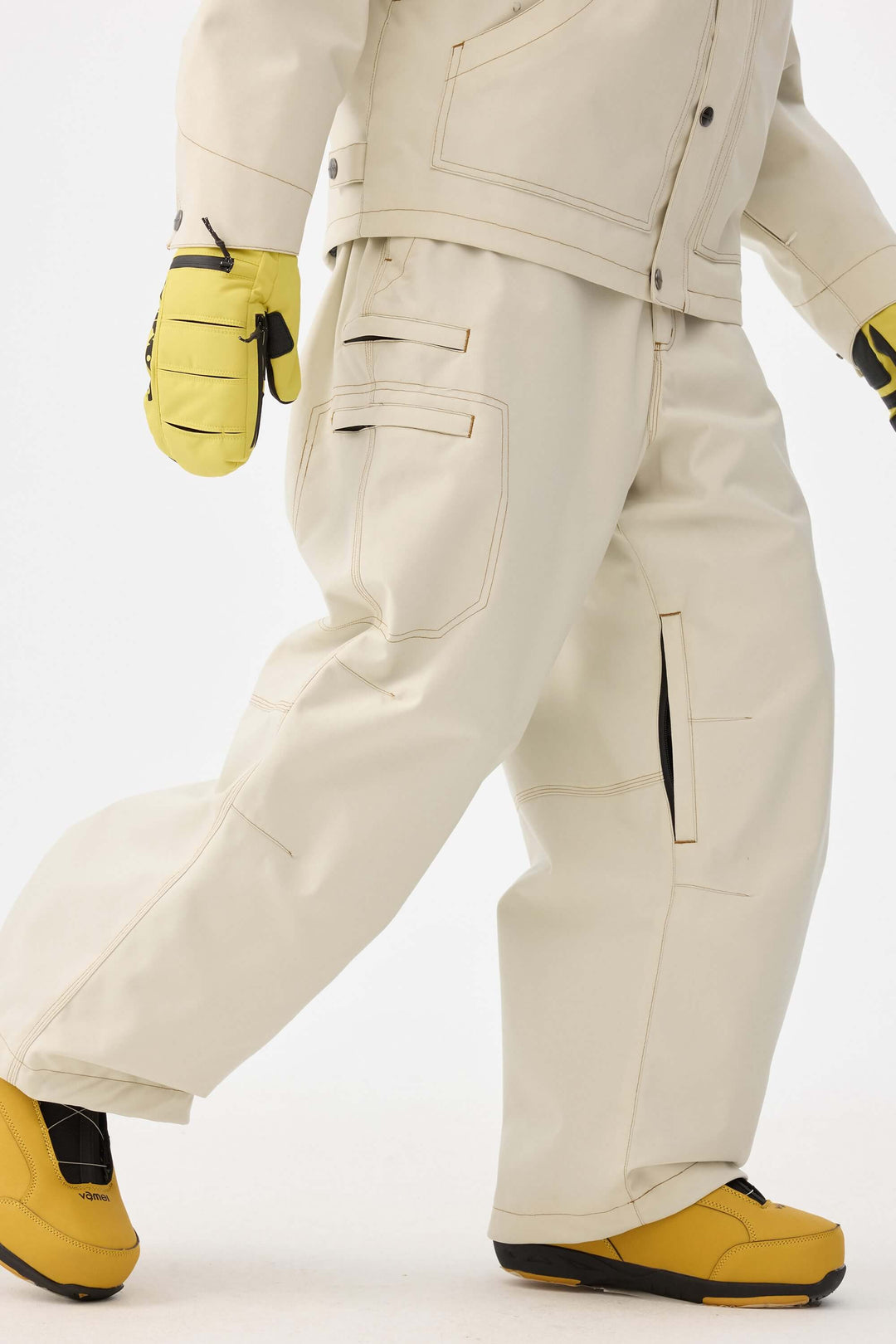 Dambyxor med kontrastsömmar i off-white, strukturerade arbetskläder