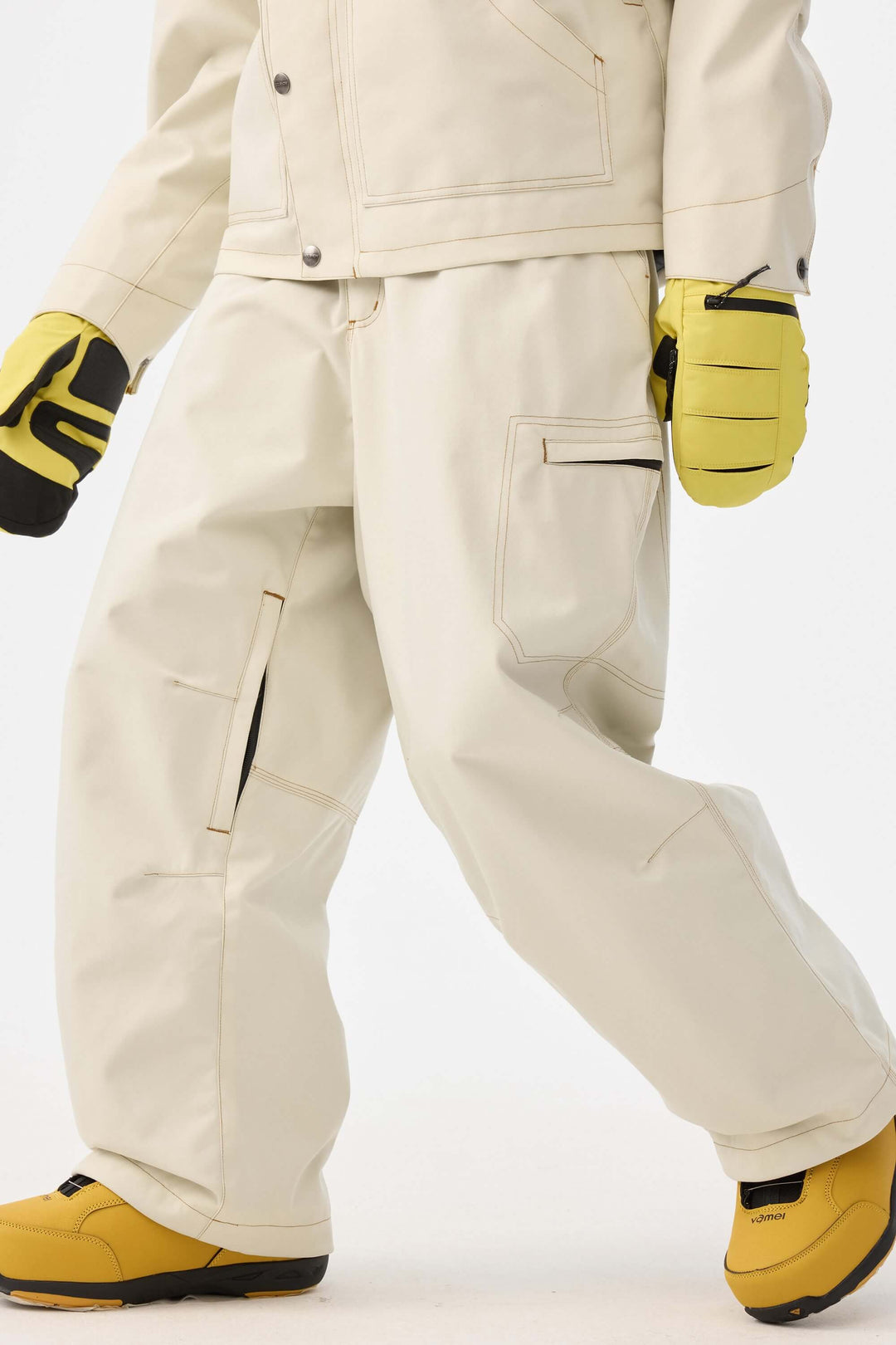 Dambyxor med kontrastsömmar i off-white, strukturerade arbetskläder