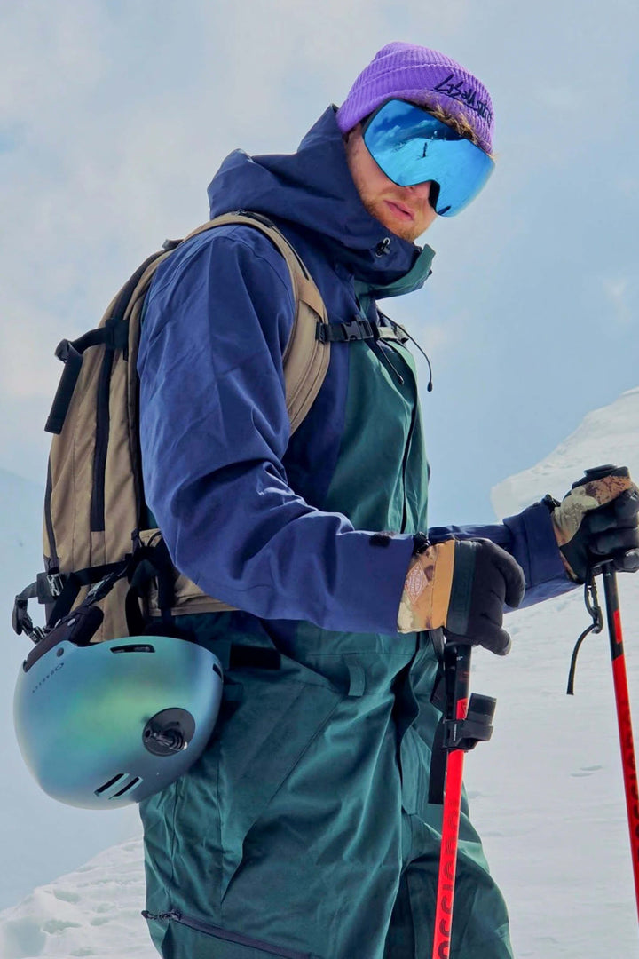 Pánsky lyžiarsky overal v khaki a bielom prevedení s farebnými blokmi