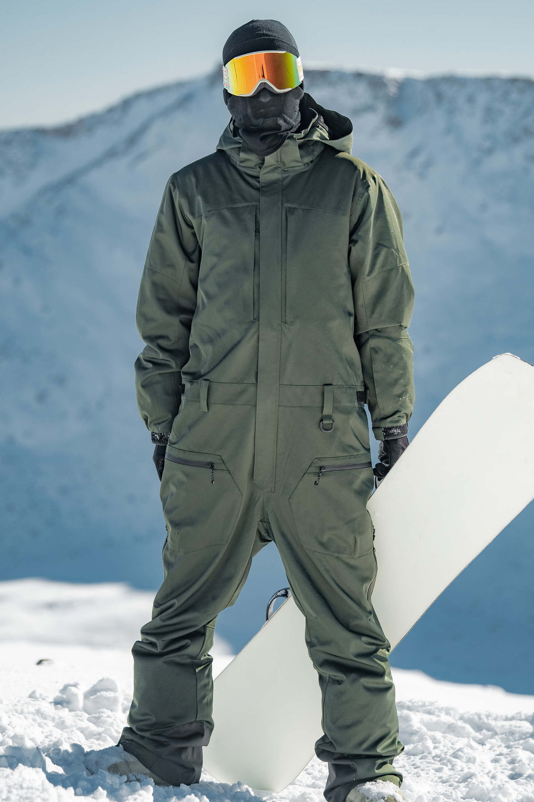Stilvoller, wasser- und winddichter, locker sitzender einteiliger Skianzug für Herren in Armeegrün mit abnehmbarer Kapuze und mehreren Taschen