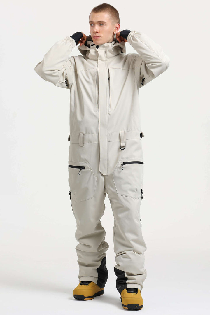 Stilvoller, wasser- und winddichter, locker sitzender einteiliger Skianzug für Herren in Armeegrün mit abnehmbarer Kapuze und mehreren Taschen