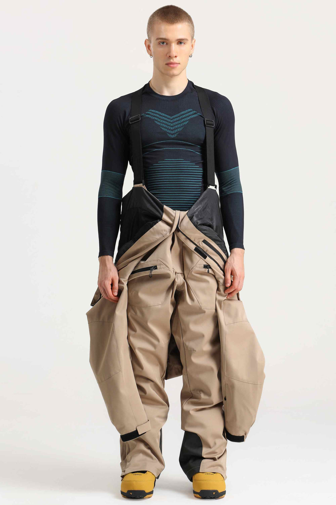 Stilvoller, wasser- und winddichter, locker sitzender einteiliger Skianzug für Herren in Armeegrün mit abnehmbarer Kapuze und mehreren Taschen