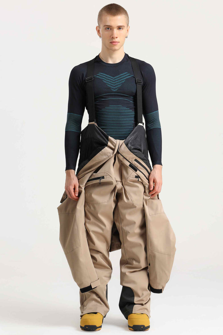 Stilvoller, wasser- und winddichter, locker sitzender einteiliger Skianzug für Herren in Armeegrün mit abnehmbarer Kapuze und mehreren Taschen