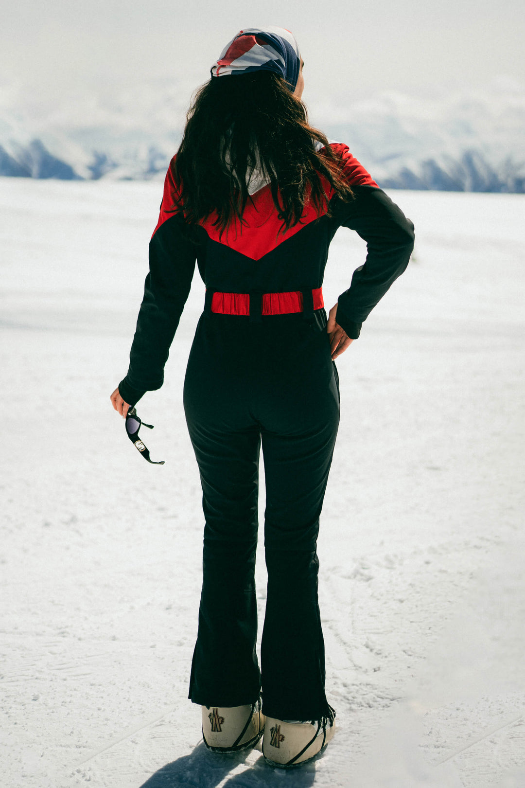 بدلة تزلج نسائية من قطعة واحدة مقاومة للماء ومزودة بحزام باللونين الأبيض والأحمر