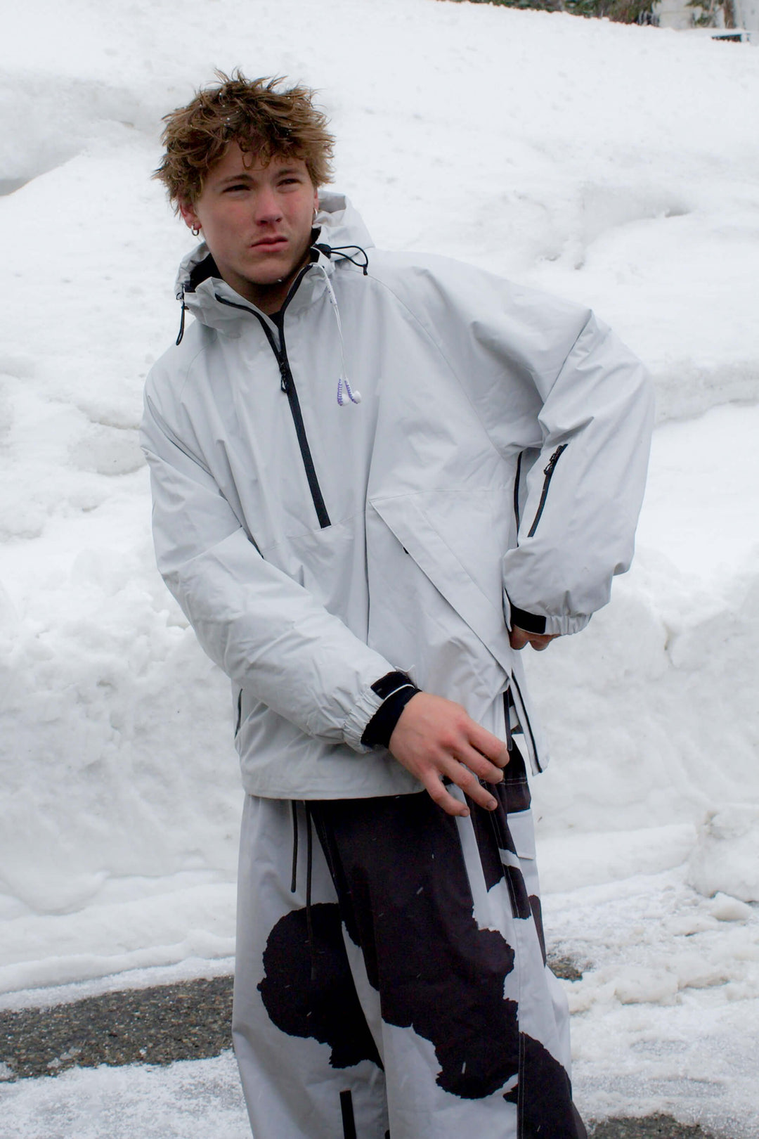 Hellgrauer, minimalistischer Herren-Schneeanorak mit halbem Reißverschluss, wasserdicht und isoliert