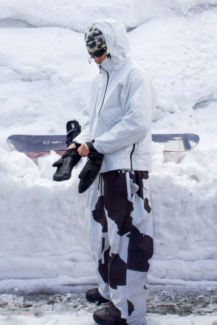 Hellgrauer, minimalistischer Herren-Schneeanorak mit halbem Reißverschluss, wasserdicht und isoliert