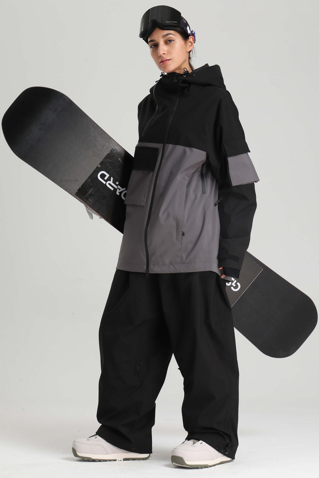 Dámská černo-šedá nepromokavá sněhová bunda s asymetrickým zipem a praktickými kapsami