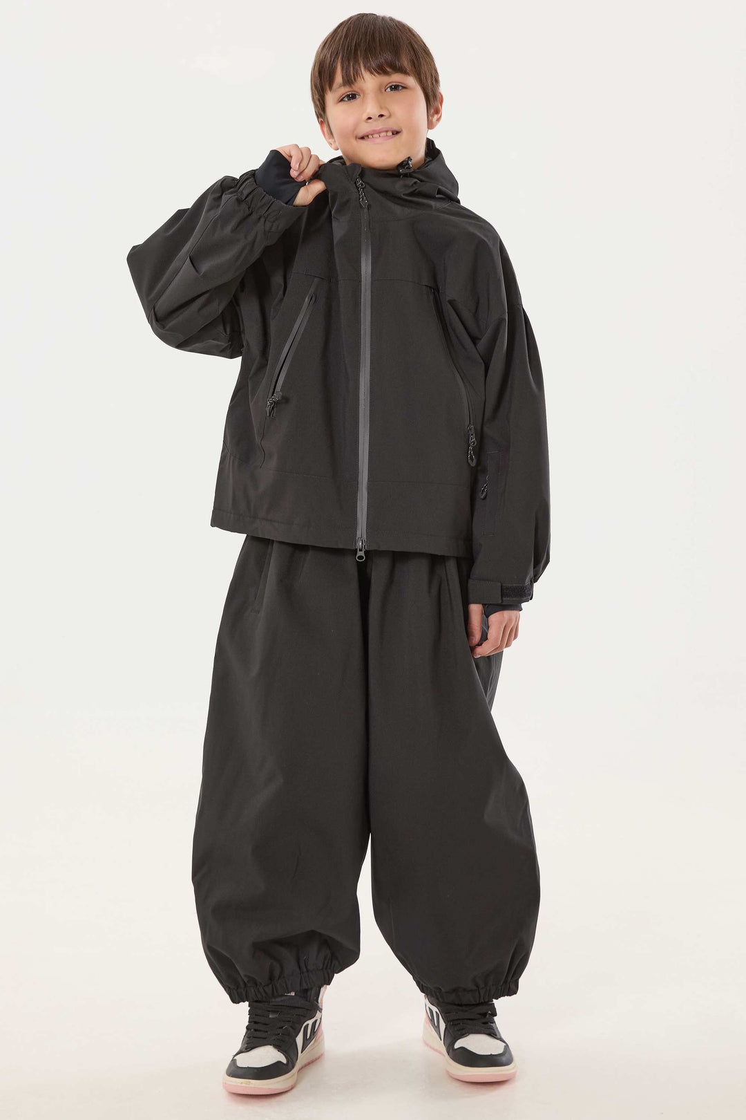 Schwarze, wasserdichte, isolierte Schneejacke mit abnehmbarer Kapuze und Ohrenklappen für Jungen 